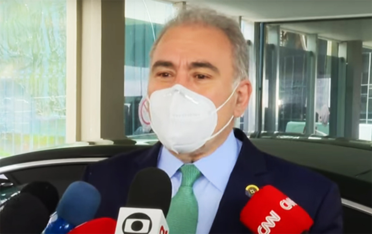 Queiroga tenta desqualificar vacinação de crianças, mas cita estudo que aprova a imunização